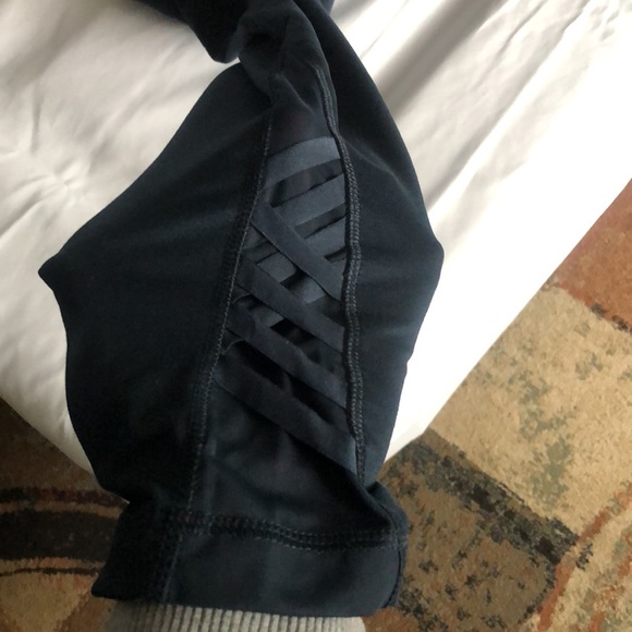 Women’s blue Danskin size medium 8/10 Capri leggings with side mesh - Picture 10 of 10